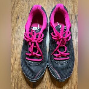 Nike Women's Black and Pink Athletic Shoes